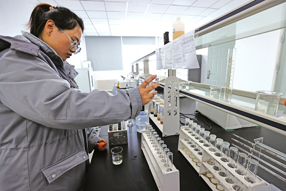 长清马山垃圾燃烧发电项目日燃烧约1500吨，，，，，，年发电2亿度，，，，，，可知足近6万户家庭一年的用电 垃圾燃烧 发电生金