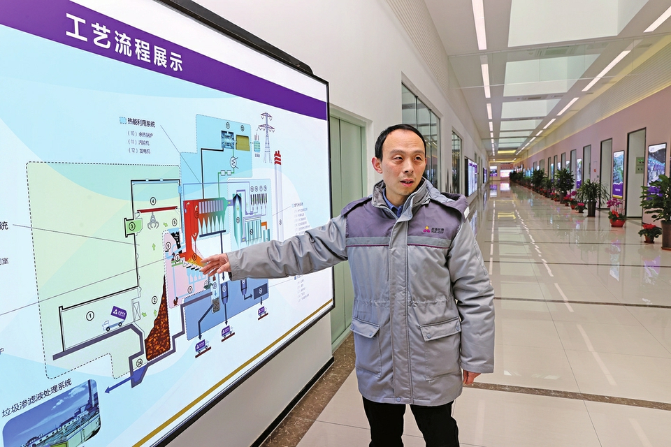 长清马山垃圾燃烧发电项目日燃烧约1500吨，，，，，，年发电2亿度，，，，，，可知足近6万户家庭一年的用电 垃圾燃烧 发电生金