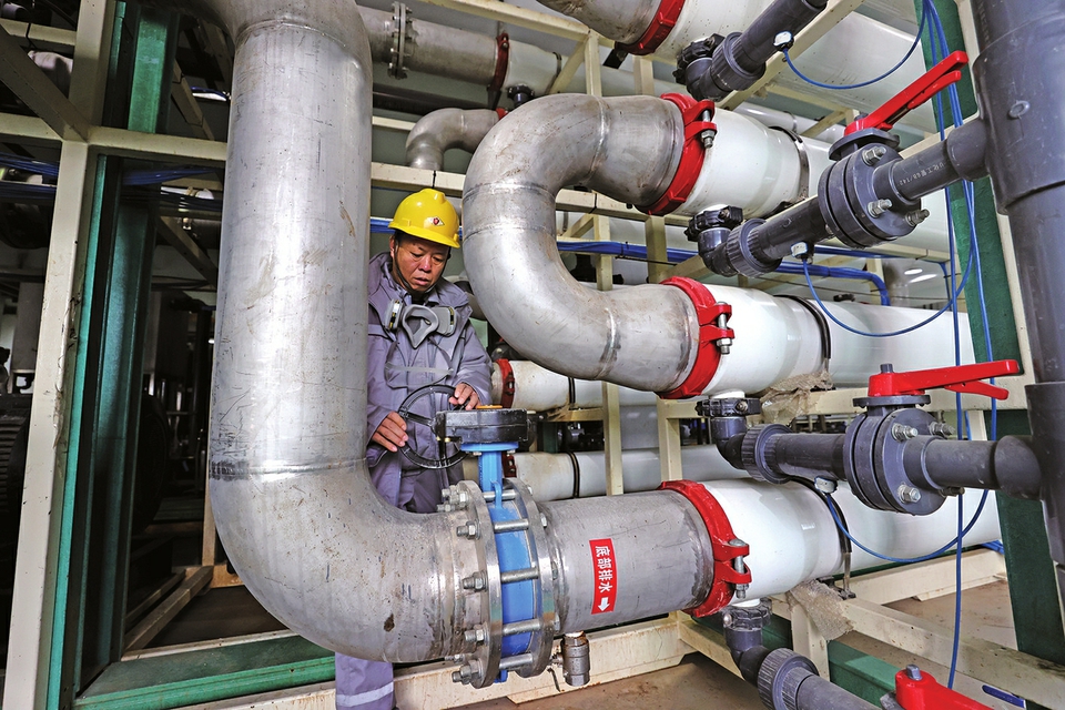 长清马山垃圾燃烧发电项目日燃烧约1500吨，，，，，，年发电2亿度，，，，，，可知足近6万户家庭一年的用电 垃圾燃烧 发电生金