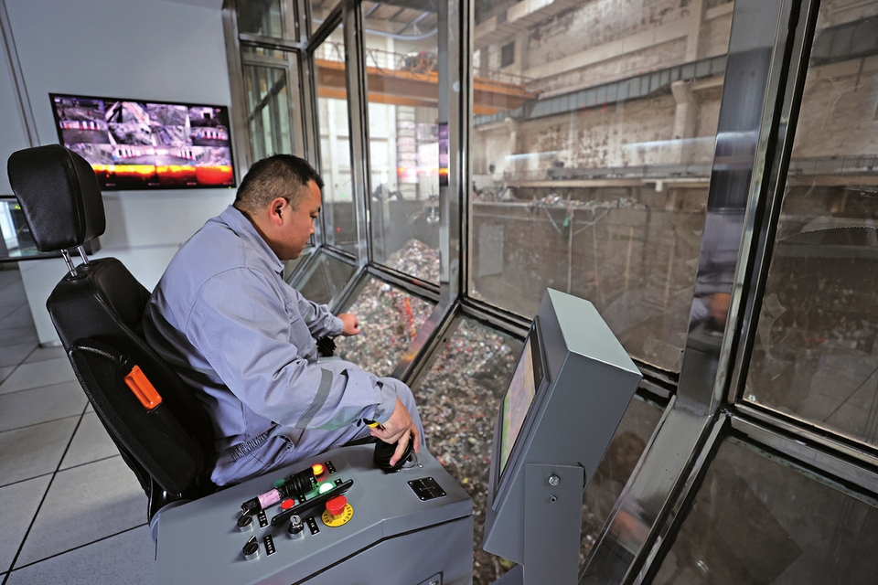 长清马山垃圾燃烧发电项目日燃烧约1500吨，，，，，，年发电2亿度，，，，，，可知足近6万户家庭一年的用电 垃圾燃烧 发电生金